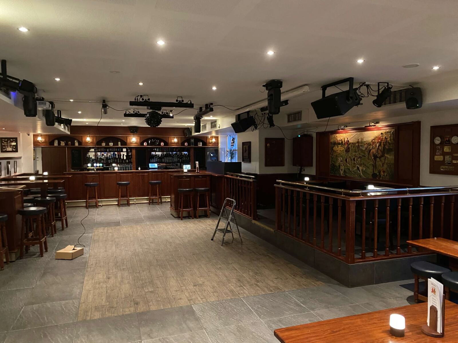 Salen med bar og storskærm